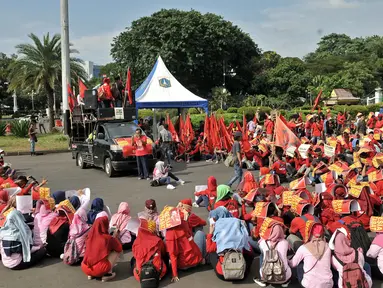 Massa yang tergabung dalam Komite 1 Mei Untuk Kemerdekaan, Kesejahteraan, dan Kesetaraan (KOMITMEN) saat menggelar aksi Peringatan 20 Tahun Reformasi di depan Istana Merdeka, Jakarta, Minggu (20/5). (Merdeka.com/Iqbal S Nugroho)