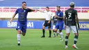 Pemain PSIS Semarang, Wallace Costa Alves (kiri) melakukan selebrasi usai mencetak gol kedua timnya ke gawang Persikabo 1973 dalam laga pekan ke-12 BRI Liga 1 2021/2022 di Stadion Manahan, Solo, Kamis (18/11/2021). (Bola.com/Bagaskara Lazuardi)