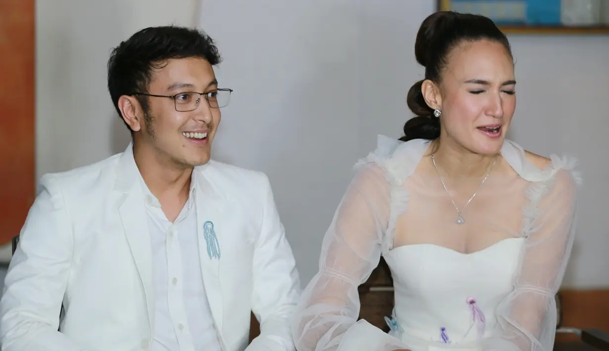 Sosok Dimas Anggara yang apa adanya pun semakin membuat Nadine terkesima sampai akhirnya mau dipersunting. Di depan awak media, wanita kelahiran Jerman itu pun tak sungkan memuji sikap romantis suaminya itu. (Adrian Putra/Bintang.com)