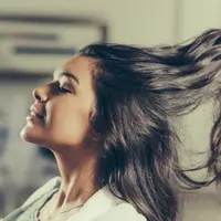 Ilustrasi Meluruskan Rambut | shutterstock.com