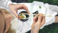 Cara Makan dengan Sumpit yang Benar untuk Pemula, Lengkap Teknik dan Etikanya