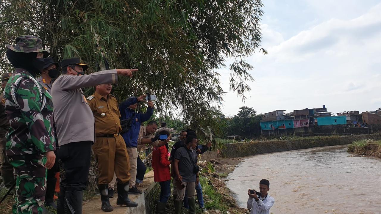 Kapolda Jabar Irjen Pol. Suntana didampingi Bupati Garut Rudy Gunawan, menunjuk daerah terdampak banjir di blok kawasan penduduk Cimacan, yang berada di samoing Cimanuk, Garut, (Liputan6.com/Jayadi Supriadin)