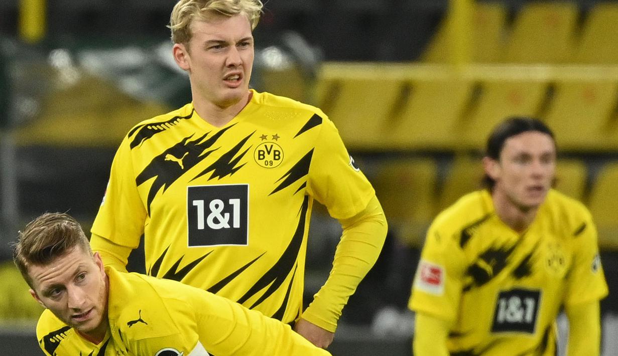 Para pemain Borussia Dortmund tampak lesu usai ditaklukkan Stuttgart pada laga Bundesliga di Stadion Signal Iduna Park, Minggu (13/12/2020). Stuttgart menang dengan skor 5-1. (AFP/Ina Fassbender)
