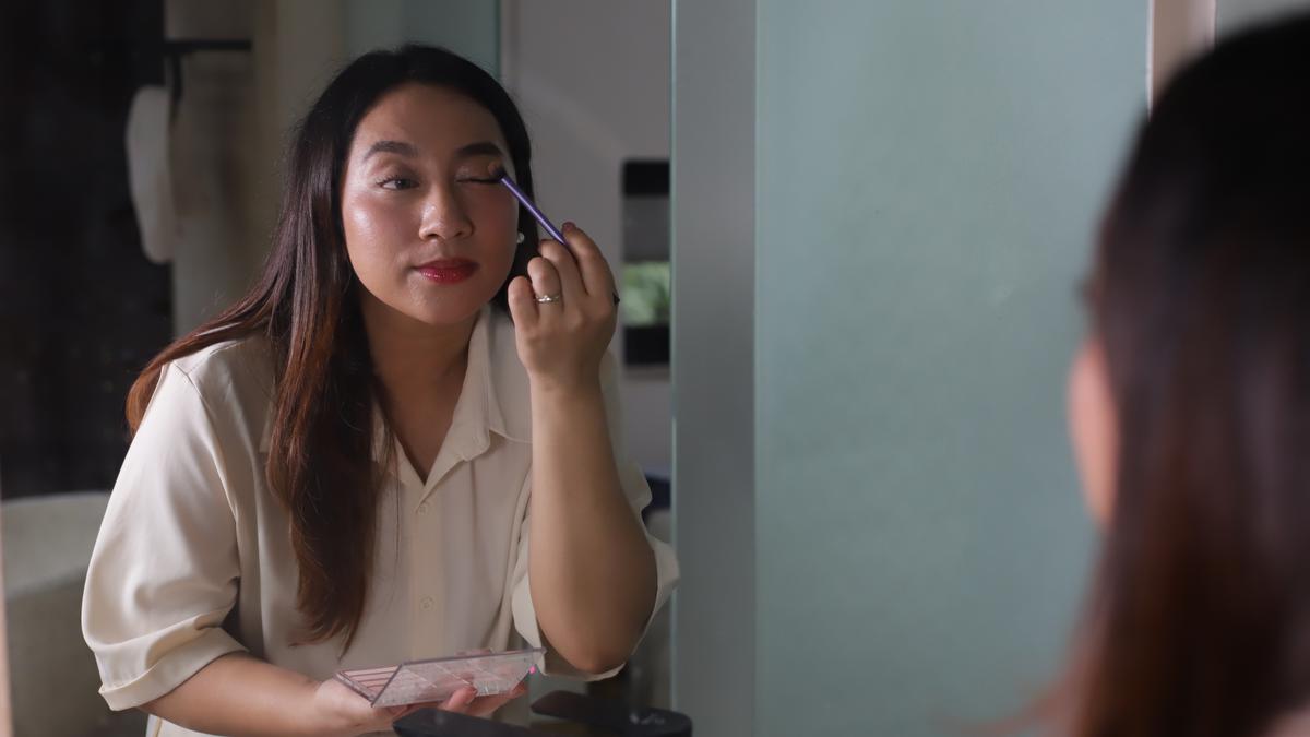 Urutan Cara Pakai Eye Shadow untuk Pemula agar Tampil Natural