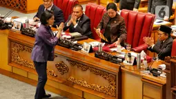 Menteri Keuangan Sri Mulyani memberikan salam usai menyampaikan laporan pemerintah saat rapat paripurna DPR ke-4 masa persidangan I tahun 2022-2023 di kompleks Parlemen, Senayan, Jakarta, Selasa (6/9/2022). Rapat paripurna tersebut beragendakan pengambilan keputusan atas RUU tentang Pertanggungjawaban atas Pelaksanaan APBN TA 2021. (Liputan6.com/Angga Yuniar)