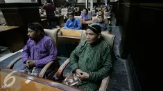 Sejumlah anggota parlemen dan instansi pemerintahan berbusana tradisoinal saat mengikuti sidang paripurna di Gedung DPRD ,DIY, (31/8). Pemakaian busana tradisional untuk memperingati HUT keistimewaan Yogyakarta ke 4. (Liputan6.com/Boy Harjanto)