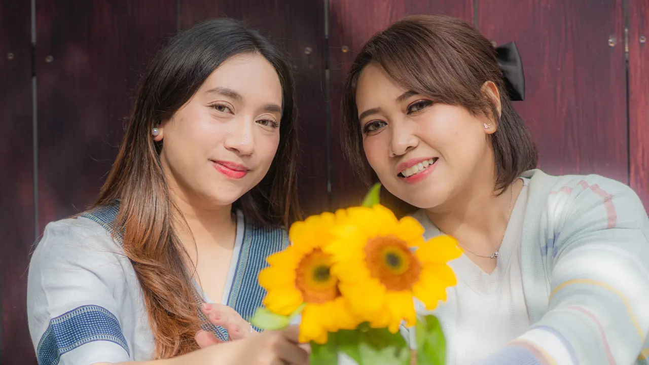 wanita februari dua bunga