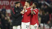 Tiga pemain Manchester United, Bruno Fernandes, Alex Telles, dan Fred, setelah kemenangan atas Crystal Palace dalam laga pekan ke-15 Liga Inggris di Old Trafford, Minggu (5/12/2021). (AP Photo/Jon Super)