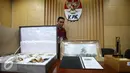 Petugas KPK menyiapkan barang gratifikasi yang dari tea set, plakat dan lukisan di Gedung KPK, Jakarta, Jumat (28/10). (Liputan6.com/Helmi Affandi)