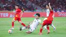 Pemain Timnas Indonesia U-23, Kadek Arel, berusaha mengahalau bola saat melawan Vietnam pada laga final Piala AFF U-23 2025 di Stadion Utama Gelora Bung Karno (SUGBK), Jakarta, Selasa (29/7/2025) malam WIB. (Bola.com/M Iqbal Ichsan)
