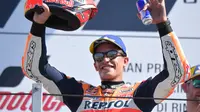 Pembalap Repsol Honda, Marc Marquez saat merayakan podium kedua MotoGP San Marino 2018. (Tiziana FABI / AFP)