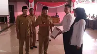 Bupati Sampang Slamet Junaidi dan Wakilnya Abdullah Hidayat saat menyerahkan SK CPNS kepada 222 CPNS formasi 2018.