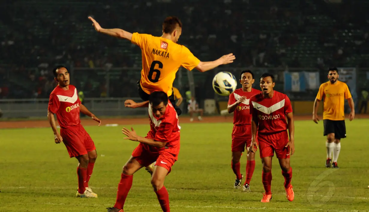 Laga antar kedua tim legenda sepak bola yang berlangsung di Stadion GBK Jakarta (7/6/2014) berakhir 5-2 untuk World Football Legends. (Liputan6.com/Helmi Fithriansyah)