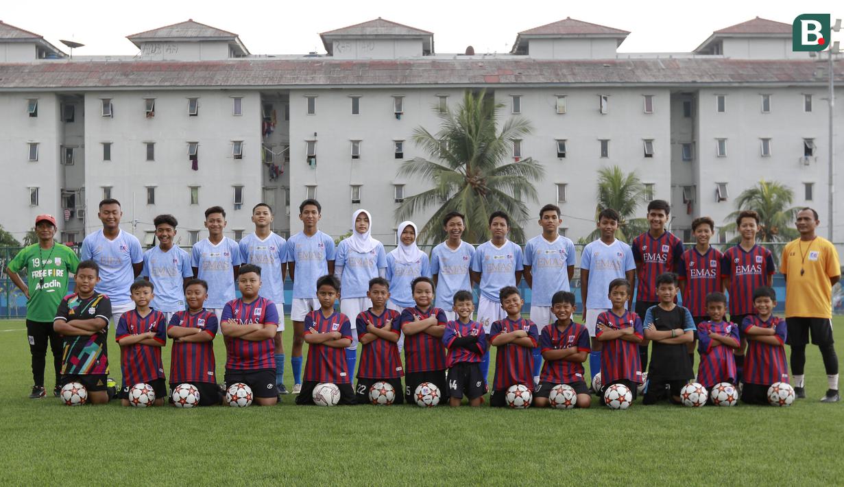 Pesepak bola cilik dari SSB Emas Jakarta Football Academy melakukan sesi foto bersama di Lapangan Ingub Muara Angke, Jakarta Utara. (Bola.com/M Iqbal Ichsan)