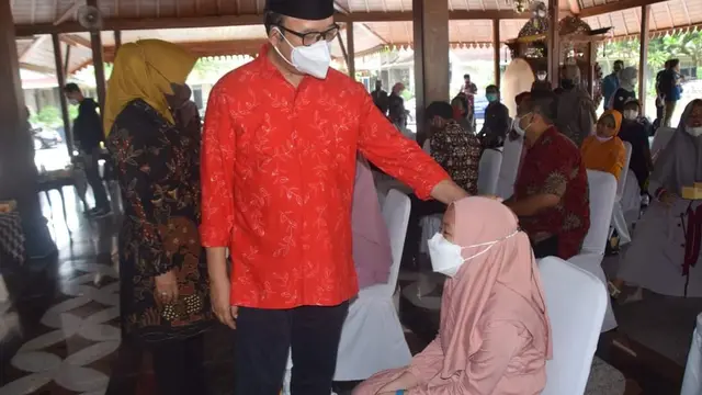 Bupati Banyumas menyerahkan bantuan untuk 187 anak yatim, piatu dan yatim piatu yang orangtuanya meninggal karena Covid-19. (Foto: Liputan6.com/Humas Pemkab Banyumas)