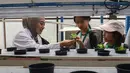 Masyarakat umum, termasuk pelajar, bisa datang untuk mempelajari teknologi pertanian perkotaan (urban farming) yang efisien lahan. Tampak dalam foto, pelajar dari salah satu sekolah dasar menyimak penjelasan terkait pola dan sistem pertanian hidroponik di Ladang Farm, Lebak Bulus, Jakarta, Kamis (30/4/2026). (merdeka.com/Arie Basuki)