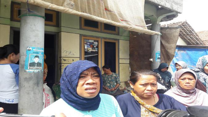 Salah satu orang tua korban tiga pendaki asal Indramayu yang meninggal akibat Hipotermia di Gunung Tampomas mengaku tak pernah memberi izin anak pergi mendaki. Foto (Liputan6.com / Panji Prayitno)