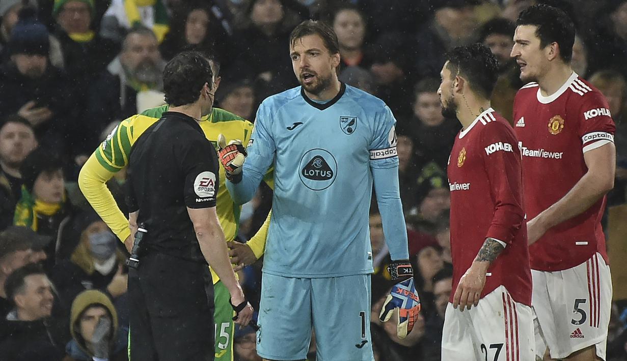 Pada menit ke-75 Manchester United mendapat hadiah penalti usai Cristiano Ronaldo dilanggar Max Aarons di dalam kotak penalti. Meski sempat diprotes para pemain Norwich, wasit tetap pada keputusannya. (AP/Rui Vieira)
