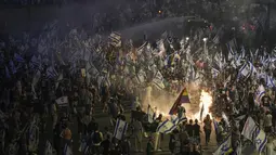 Ribuan pengunjuk rasa pada hari Rabu memblokir jalan raya utama Tel Aviv dan jalan-jalan utama serta persimpangan di seluruh Israel. (AP Photo/Oded Balilty)