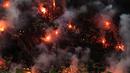 Fans menyalakan suar sebelum dimulainya pertandingan sepak bola final Liga Konferensi Eropa UECL musim 2021-222 antara AS Roma dan Feyenoord di Arena Kombetare, Tirana, Albania, Kamis (26/5/2022) dini hari WIB. AS Roma menjuarai UEFA Europa Conference League usai mengalahkan Feyenoord 1-0 lewat gol Nicolo Zaniolo. (AP Photo/Thanassis Stavrakis)