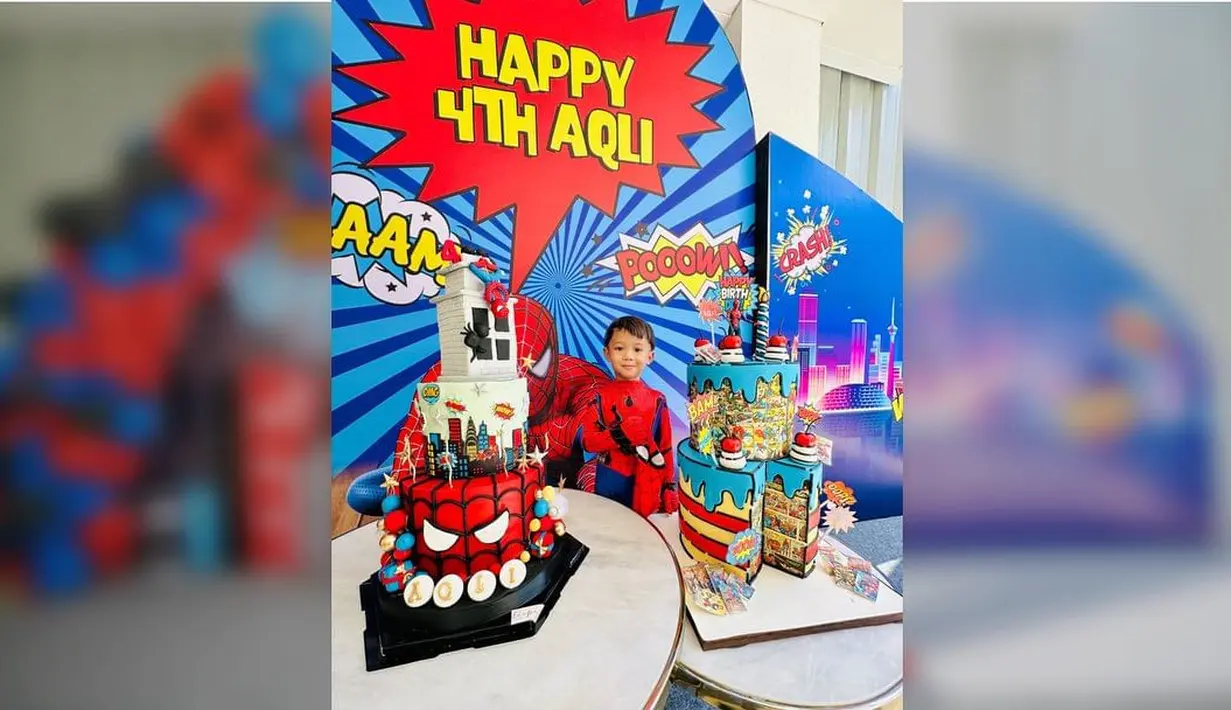 "Demi baby kita semua pake kostum, cuma Kaka aja yg ga mau, “malu katanya”. Sampe daddy aja mommy pikr sayapnya ktinggalan ee taunya emang kostum spiderman gede bukan superman." tulis mrsayudewi se bagai caption foto yang diunggah pada 29 September. [Instagram/mrsayudewi]