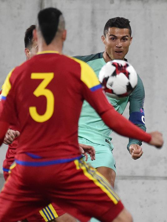 Striker Portugal, Cristiano Ronaldo, berusaha melewati pemain Andorra pada laga kualifikasi Piala Dunia 2018 di Stadion Municipal, Sabtu (7/10/2017). Portugal menang 2-0 atas Andorra. (AFP/Pascal Pavani)