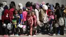 Beberapa anak-anak antre bersama orang dewasa untuk mendapatkan pembagian makanan gratis di kamp pengungsi Nuseirat, Jalur Gaza tengah, pada 3 April 2025. (Eyad BABA/AFP)