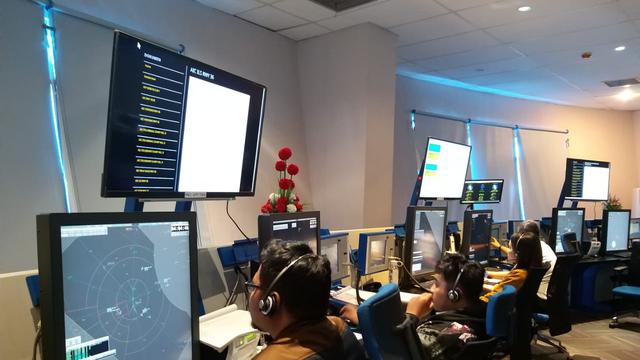 Petugas ATC AirNav Indonesia memantau penerbangan melalui radar