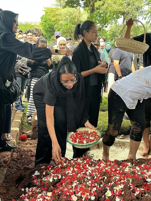 Potret Pilu Kaneishia Yusuf Peluk Makam Sang Kekasih yang Baru Meninggal,  Anak Dede Yusuf: Berat Banget tapi Aku Harus Kuat - Entertainment Fimela.com