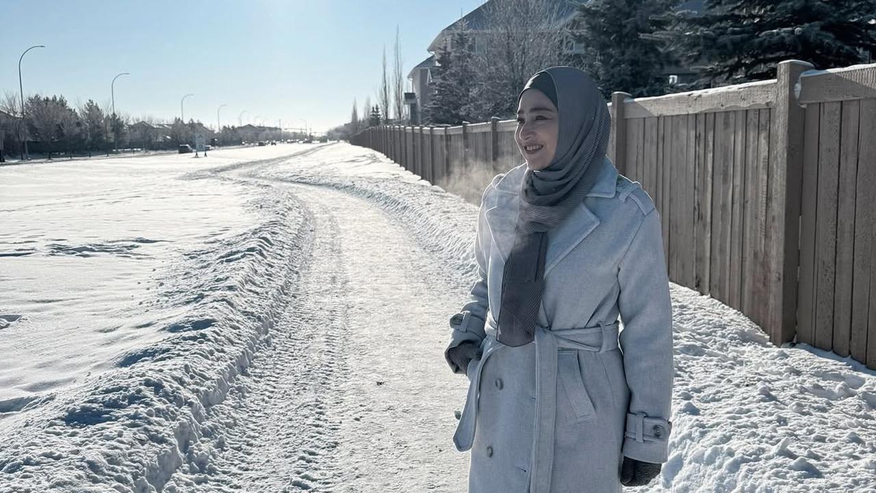 7 Potret Cindy Fatikasari dan Tengku Firmansyah Nikmati Winter di Kanada, Suhu -20 Derajat - Naik Mobil Serasa Naik Bombom Car
