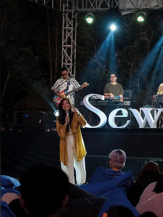 Manggung di Bogor, Danilla tampil simple tanktop dan celana putih. Dipadukan dengan outer batik mustard [@danillariyadi]