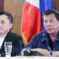 Presiden Filipina Rodrigo Duterte (kanan) menyampaikan pidato di Istana Presiden Malacanang, Manila, Kamis (12/3/2020). Filipina melarang pertemuan massal, penutupan sekolah, dan karantina masyarakat di Manila. (Richard Madelo/Malacanang Presidential Photographers Division via AP)