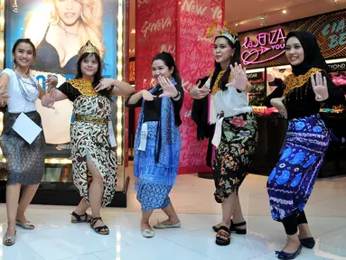 Sejumlah penari beraksi di babak final Indonesia Menari 2015 di Mal Grand Indonesia, Jakarta (22/11/2015). Sebanyak 1500 peserta ikut dalam tarian massal dengan koreografi tradisional dan modern. (Liputan6.com/Gempur M Surya)