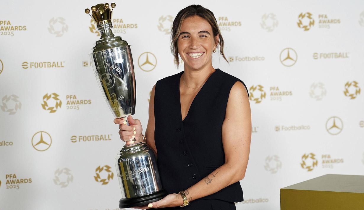 Mariona Caldentey terpilih sebagai PFA Player of The Year 2025 dalam acara penganugerahan yang berlangsung di Manchester Inggris, Selasa (19/08/2025) waktu setempat. (AP Photo/PA/Martin Rickett)