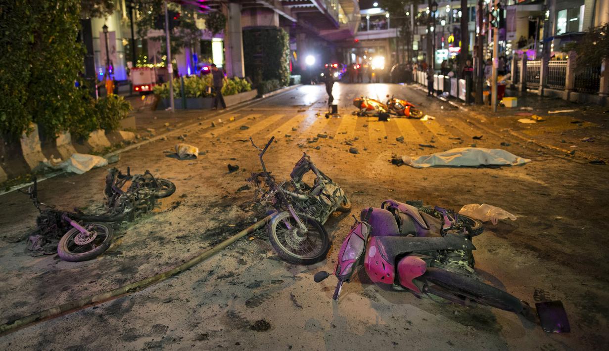 Puing-puing sepeda motor berserakan di jalan usai terkena ledakan bom motor di luar Kuil Erawan di pusat kota Bangkok, Thailand, Senin (17/8/2015). Bom motor tersebut diketahui telah menewaskan sekitar 27 warga. (REUTERS/Athit Perawongmetha)