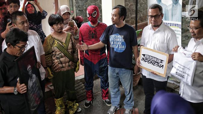 Perwakilan Tim Kampanye Nasional (TKN) Joko Widodo-Ma'ruf Amin menerima massa aksi yang tergabung dalam gerakan #BersihkanIndonesia berkostum tokoh superhero di markas pemenangan Jokowi - Ma'ruf, Jakarta, Rabu (13/2). (Liputan6.com/Faizal Fanani)