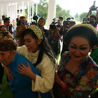 Setelah acara pengajian selesai dan dilanjutkan dengan mohon doa restu untuk nikah, Ardina Rasti mengikuti rangkaian acara selanjutnya. Calon istr Arie Dwi Andika itu menjalani prosesi siraman. (Nurwahyunan/Bintang.com)