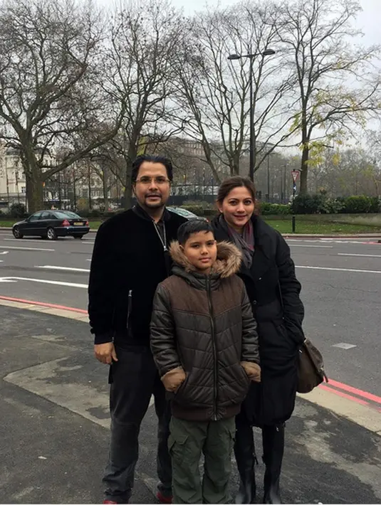 "Pertama kali syuting kan ketutup terus orang ngomong kayak agak budek gitu. Hahaha. Itu awal-awal, lama-lama nggak. Ini pokoknya aku pakai sendiri. Mungkin kalau kayak gini, rambutnya masih kelihatan. Aku ambil ala-ala Mesir," tukas Cut Keke. 