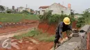 Pekerja menyelesaikan pembangunan Proyek Tol di belakang Musala yang masih berdiri di lokasi pembangunan proyek Tol Cinere-Jagorawi (Cijago) seksi II d Depok, Jawa Barat, Selasa (1/11). (Liputan6.com/Johan Tallo)