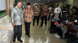 Ketua KPK Agus Raharjo (kiri) didampingi Ketua BPK Harry Azhar Azis (kedua kiri) bersiap memberi keterangan pers seusai melakukan pertemuan tertutup antara KPK dan BPK di kantor BPK, Jakarta, Rabu (13/1). (Liputan6.com/Johan Tallo)