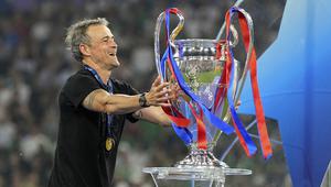 Pelatih PSG, Luis Enrique menyentuh trofi Liga Champions 2024/2025 setelah timnya berhasil memastikan diri menjadi juara dengan mengalahkan Inter Milan dalam laga final yang berlangsung di Allianz Arena, Munchen, Jerman, Minggu (01/06/2025) dini hari WIB. (AP Photo/Martin Meissner)
