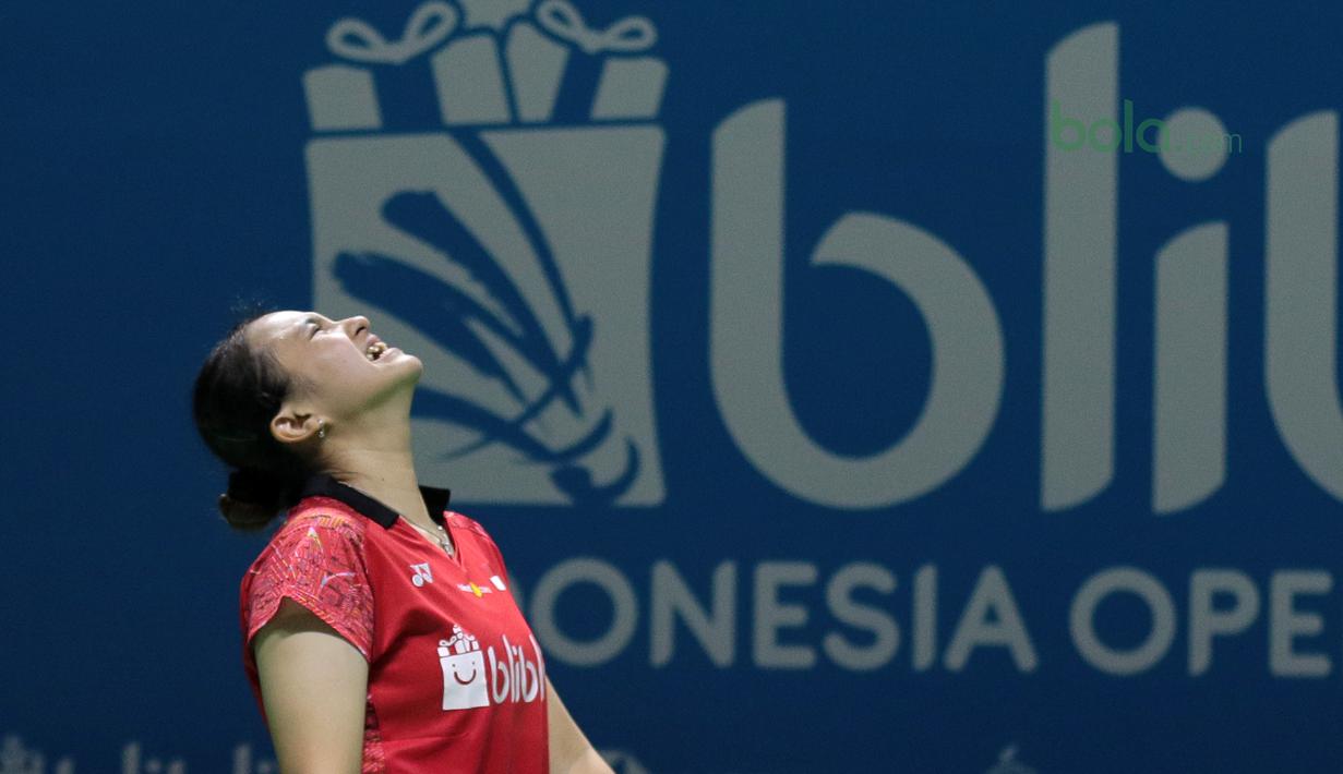 Melati Oktavianti setelah gagal mengembalikan kok ke lawannya asal Hongkong,  Lee Chun/Chau Hoi pada babak pertama Indonesia Open 2018 di Istora Senayan, Jakarta, (3/6/2018). Praveen/Oktavianti kalah 17-21, 21-14, 21-17. (Bola.com/Nick Hanoatubun)