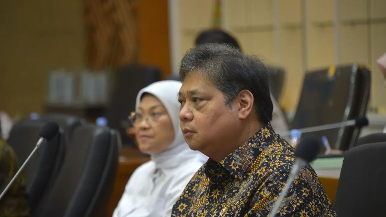 Menteri Koordinator Bidang Perekonomian Airlangga Hartarto Dalam Rapat Kerja antara Badan Legislasi DPR RI dan Pemerintah guna penyampaian keterangan Presiden atas RUU tentang Penetapan Perppu Nomor 2 Tahun 2022 tentang Cipta Kerja.