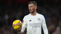 Pemain Arsenal, Ben White memegang bola saat laga putaran ketiga Piala FA 2023/2024 melawan Liverpool di Emirates Stadium, London, Inggris, Minggu (07/01/2024) WIB. Penggunaan jersey serba putih ini merupakan kampanye Arsenal untuk melawan kekerasan dan kejahatan di kalangan remaja. (AP Photo/Kirsty Wigglesworth)