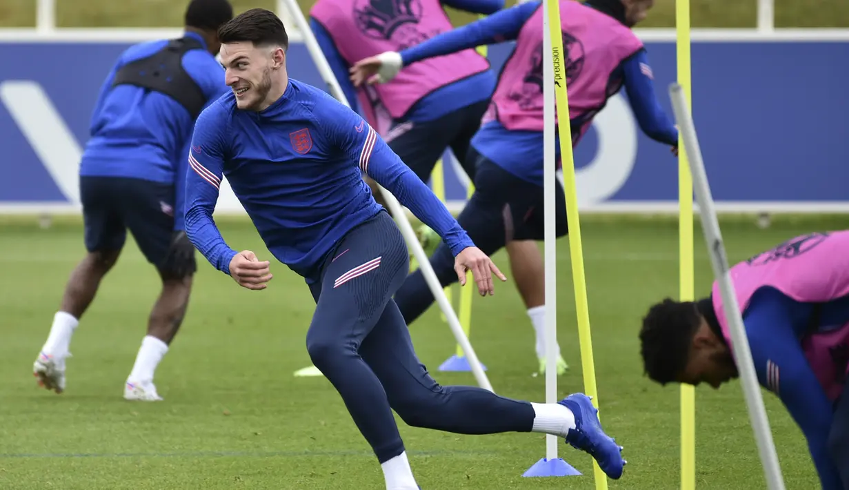 Gelandang Inggris, Declan Rice berlari saat mengikuti latihan di St George's Park, Burton upon Trent, Inggris, Senin (28/6/2021). Inggris akan bertanding melawan Jerman pada babak 16 besar Euro 2021 di Stadion Wembley. (AP Photo/Rui Vieira)