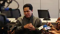 Ketua Umum PSSI, Erick Thohir saat diwawancara oleh para wartawan usai menghadiri acara pemberian bantuan kepada Kurnia Meiga di Menara Danareksa, Jakarta Pusat (05/07?2023) (Bola.com/Abdul Aziz).