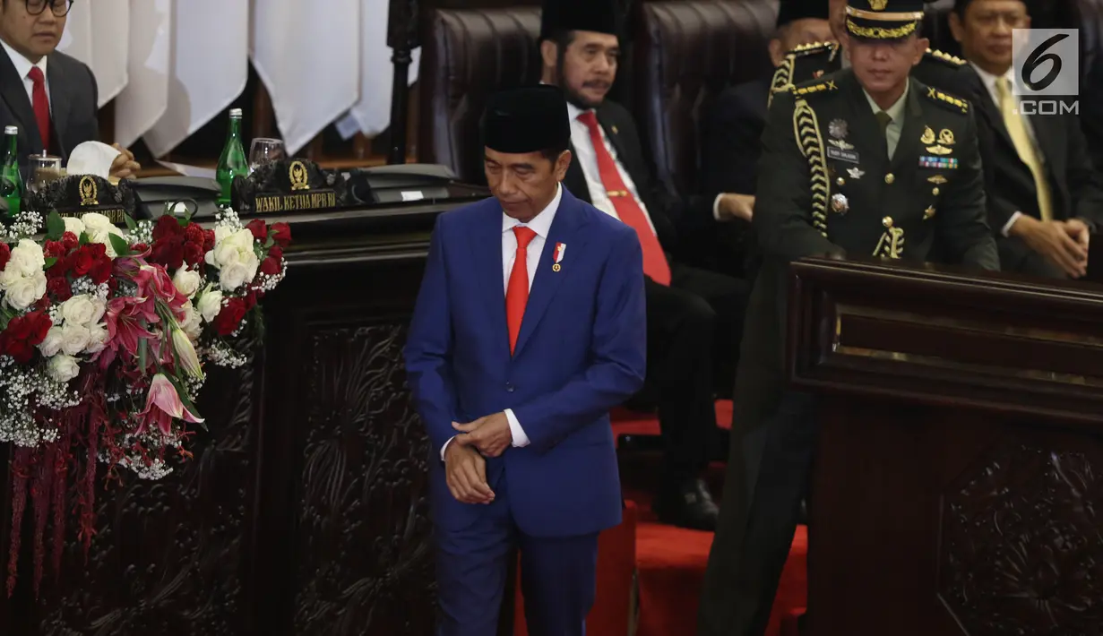 Presiden Joko Widodo atau Jokowi turun dari mimbar usai menyampaikan Pidato Kenegaraan pada Sidang Tahunan MPR 2019 di Kompleks Parlemen, Senayan, Jakarta, Jumat (16/8/2019). Jokowi akan menyampaikan pidato dalam tiga sesi dengan tema yang berbeda selama acara berlangsung. (Liputan6.com/Johan Tallo)