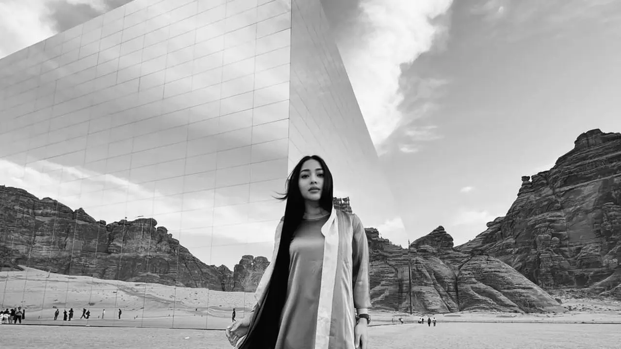 6 Gaya Hijab Stylish Praktis Nikita Willy saat Umrah yang Bisa jadi Inspirasi untuk Lebaran