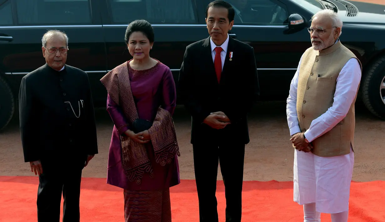 (Ki-ka) Presiden India Pranab Mukherjee, Ibu Negara RI, Iriana Joko Widodo, Presiden Joko Widodo (Jokowi) dan PM India Narendra Modi berfoto sebelum upacara penyambutan di Istana Rashtrapati Bhavan, New Delhi, Senin (12/12). (Money SHARMA/AFP)