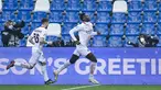 Penyerang AC Milan asal Portugal, Rafael Leao (kanan) berselebrasi usai mencetak gol ke gawang Sassuolo pada pertandingan lanjutan Liga Serie A Italia di di stadion Mapei (20/12/2020). Leao Hanya butuh waktu 6 detik untuk bisa bikin gol dalam laga tersebut. (AFP/Alberto Pizzoli)